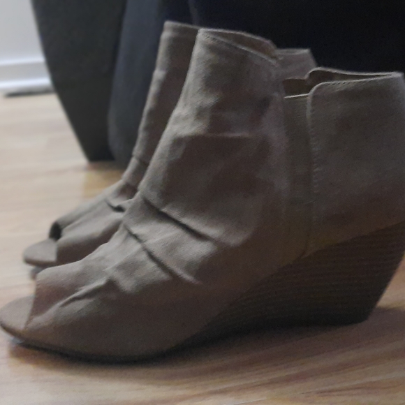 Booties size 8 or 9 womans - Picture 2 of 2